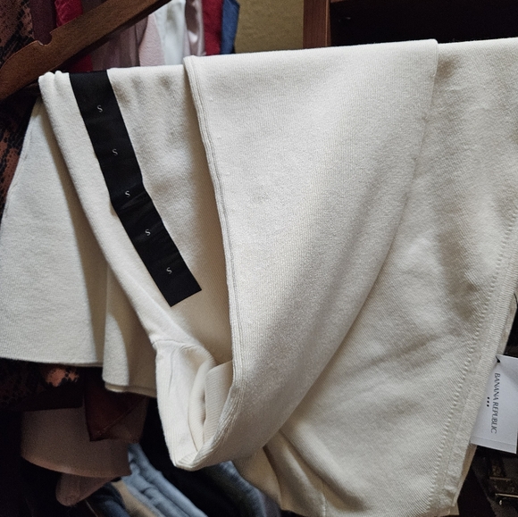 Ribbed One Sleeve Sweater NWT - Picture 2 of 3